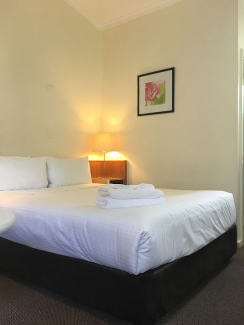 Waterview Gosford Motor Inn - Holiday Cairns 2