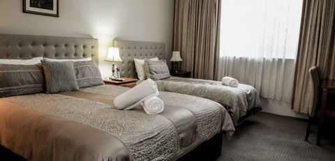 Cotswold Gardens - Holiday Cairns 2