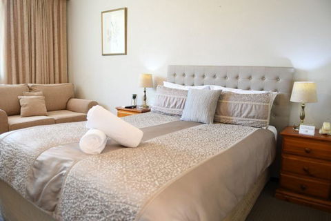 Cotswold Gardens - Holiday Cairns 3