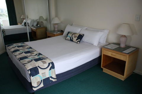 Alpha Sovereign Hotel Gold Coast - Holiday Cairns 4