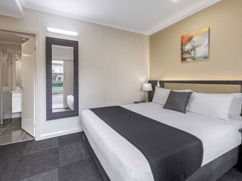 Quality Hotel Melbourne Airport - Holiday Cairns 5