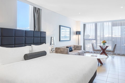 Meriton Suites Broadbeach - Holiday Cairns 1