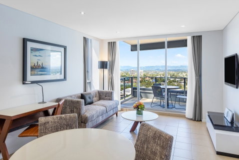 Meriton Suites Broadbeach - Holiday Cairns 2