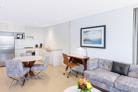 Meriton Suites Broadbeach - Holiday Cairns 3