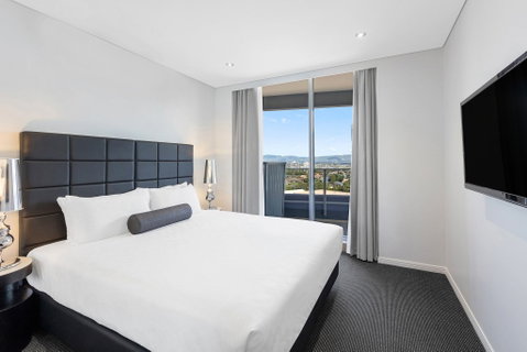 Meriton Suites Broadbeach - Holiday Cairns 4