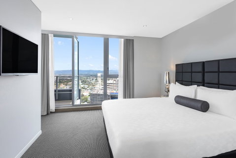 Meriton Suites Broadbeach - Holiday Cairns 6