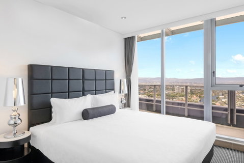 Meriton Suites Broadbeach - Holiday Cairns 7