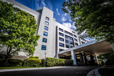 Crowne Plaza Canberra - Holiday Cairns 1