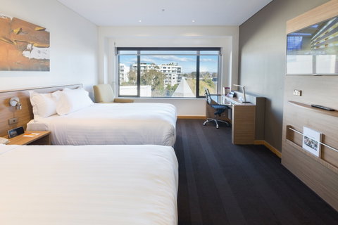 Crowne Plaza Canberra - Holiday Cairns 6