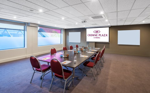 Crowne Plaza Canberra - Holiday Cairns 8