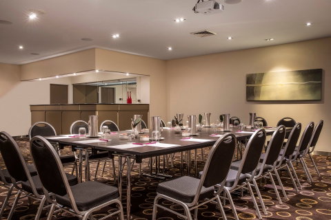 Crowne Plaza Canberra - Holiday Cairns 10