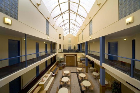 Capital Executive Apt Hotel Canberra - Holiday Cairns 1
