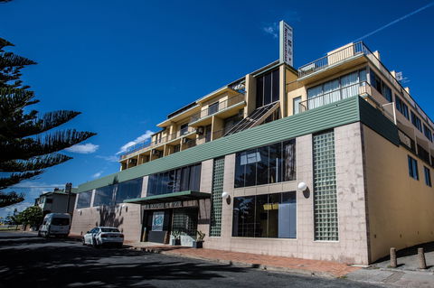 Alloggio Newcastle Beach Hotel - Holiday Cairns 0
