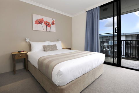 Assured Waterside Apartments - Holiday Cairns 1