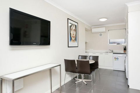 Forrest Hotel & Apartments - Holiday Cairns 2