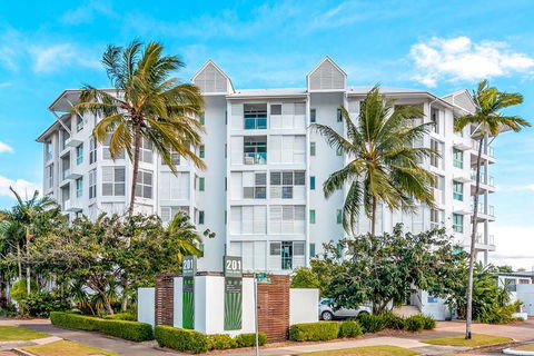 201 Lake Street - Cairns - Holiday Cairns 0