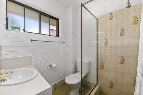 Coastal Bay Motel - Holiday Cairns 1