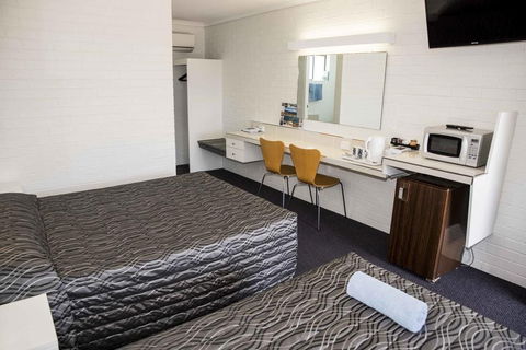 Coastal Bay Motel - Holiday Cairns 2