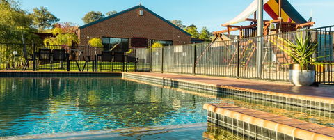 Blazing Stump Motel & Suites - Holiday Cairns 1