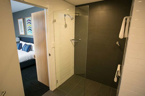 Alpha Hotel Eastern Creek - Holiday Cairns 1