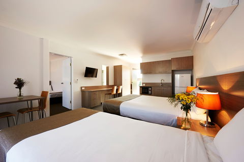 Adelong Motel - Holiday Cairns 2