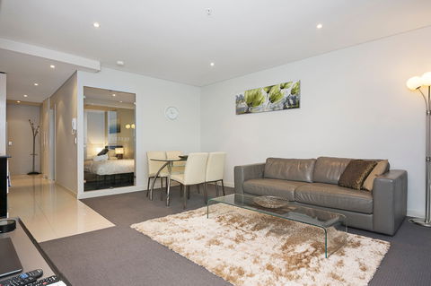 Astra Apartments Perth - Holiday Cairns 6
