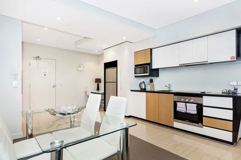 Astra Apartments Perth - Holiday Cairns 8