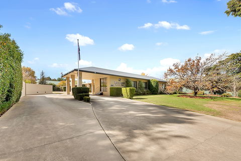 Beechworth Motor Inn - Holiday Cairns 1