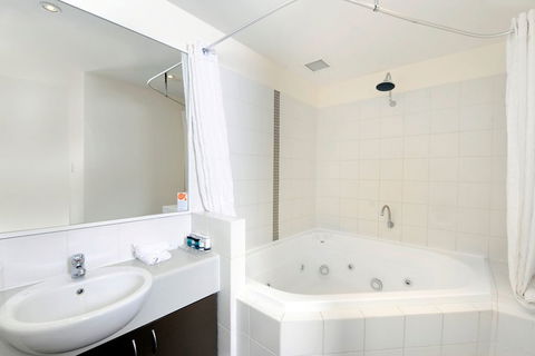 Assured Ascot Quays Apartment Hotel - Holiday Cairns 7