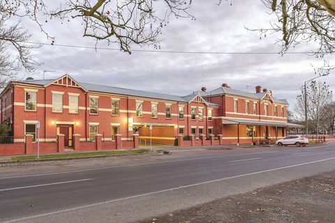 Lake Inn Ballarat - Holiday Cairns 1