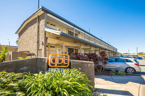 Nightcap at Golden Beach Tavern - Holiday Cairns 0