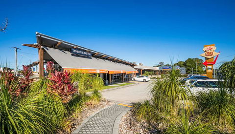 Nightcap at Golden Beach Tavern - Holiday Cairns 1