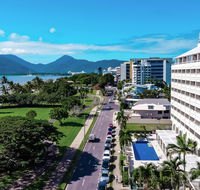Holiday Inn Cairns Harbourside - Holiday Cairns
