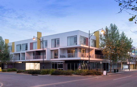 Mawson Lakes Hotel - Holiday Cairns 1