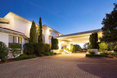 Ramada By Wyndham Diplomat Canberra - Holiday Cairns 1