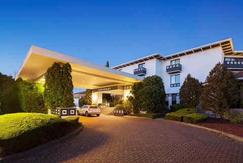 Ramada By Wyndham Diplomat Canberra - Holiday Cairns 0