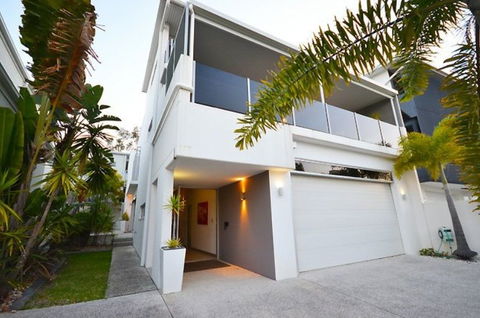 Alex Beach House - Holiday Cairns 0
