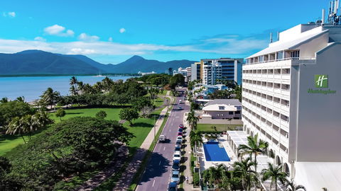 Holiday Inn Cairns Harbourside - Holiday Cairns 0