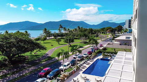 Holiday Inn Cairns Harbourside - Holiday Cairns 1