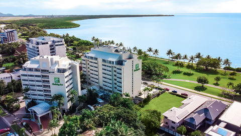 Holiday Inn Cairns Harbourside - Holiday Cairns 2