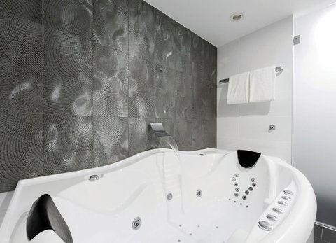 Avenue Hotel Canberra - Holiday Cairns 4