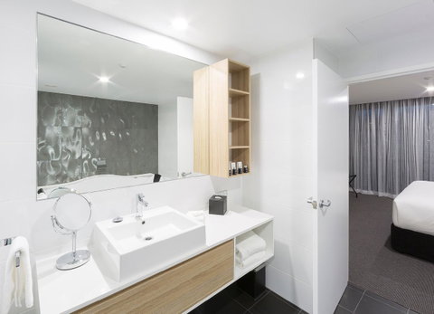Avenue Hotel Canberra - Holiday Cairns 11