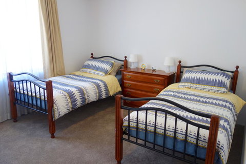 Kingston Comfy Apartment - Holiday Cairns 2