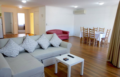 Kingston Comfy Apartment - Holiday Cairns 3