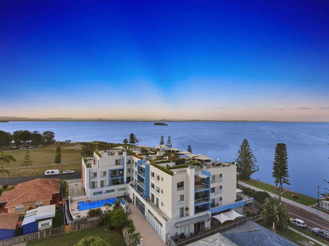 Lakeside Waterfront Apartment The Entrance - Holiday Cairns 16