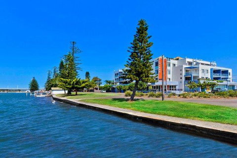 Lakeside Waterfront Apartment The Entrance - Holiday Cairns 39