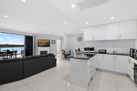 Lakeside Waterfront Apartment The Entrance - Holiday Cairns 3