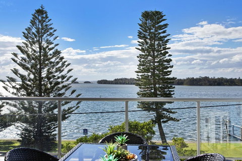 Lakeside Waterfront Apartment The Entrance - Holiday Cairns 29