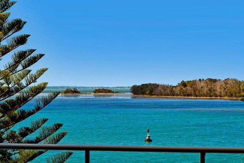 Lakeside Waterfront Apartment The Entrance - Holiday Cairns 34