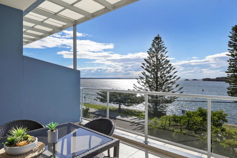 Lakeside Waterfront Apartment The Entrance - Holiday Cairns 31